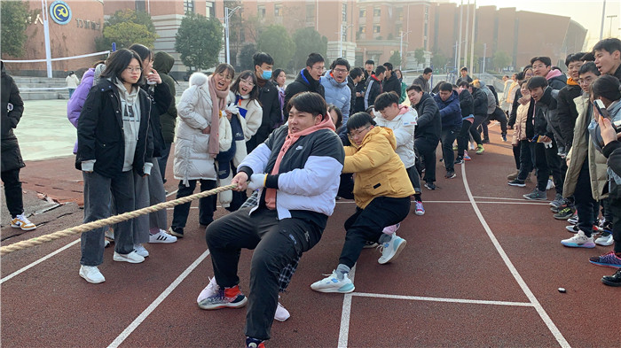 高三级部：凝心聚力拔河赛  辞旧迎新战一模(图1)