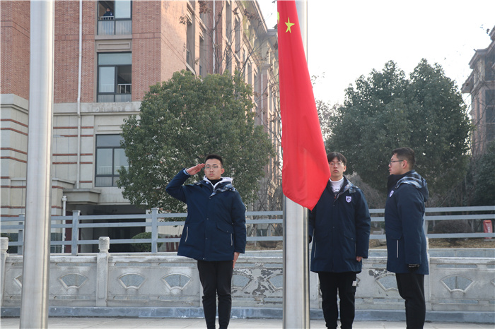 国旗下讲话：向奋斗者致敬，给追梦者点赞，为奔跑者鼓掌，向违纪者亮剑（20210104）(图2)