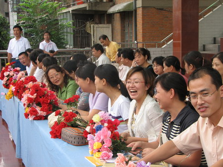 合肥七中2007年新学年开学典礼上毕业生、家长向老师们敬献鲜花