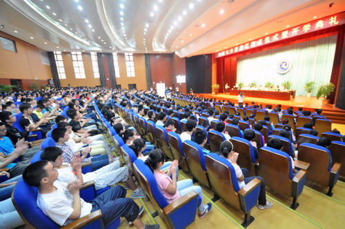 学生为精彩讲话热烈鼓掌