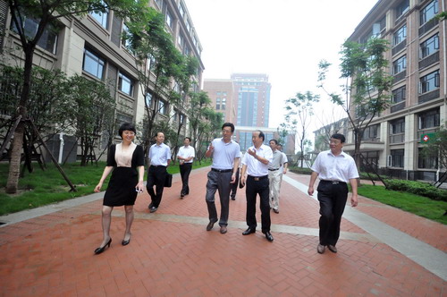 市人大副主任阚建华、市政协副主席程晓舫、市教育局局长徐静平等领导考察新校