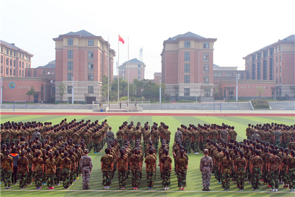 军训号角吹响  学子梦想起航(图2)