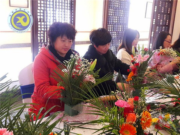 插花醉舞春风里,花香花语庆三八(图1)