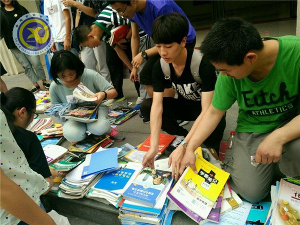“跳蚤市场”人气旺,学弟学妹“扫货”忙(图2)