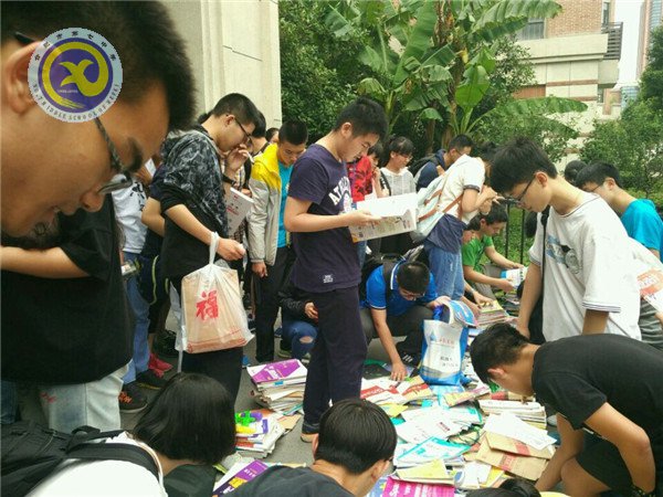 “跳蚤市场”人气旺,学弟学妹“扫货”忙(图3)