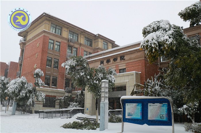 党员干部扫雪忙 师生离校保通畅(图2)