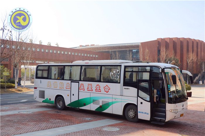 爱心献血车进校园 热血汇聚生命长河(图1)