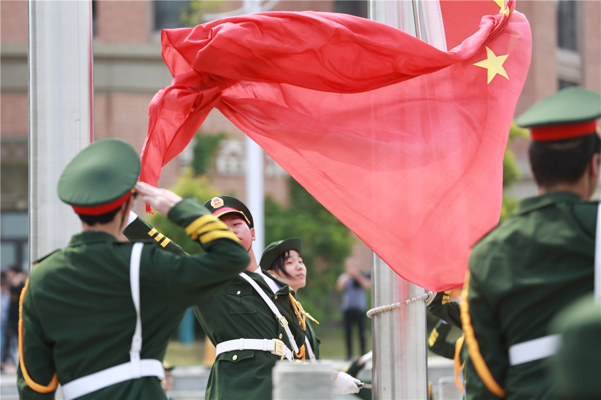 快闪唱响颂祖国  致敬青春燃激情(图4)