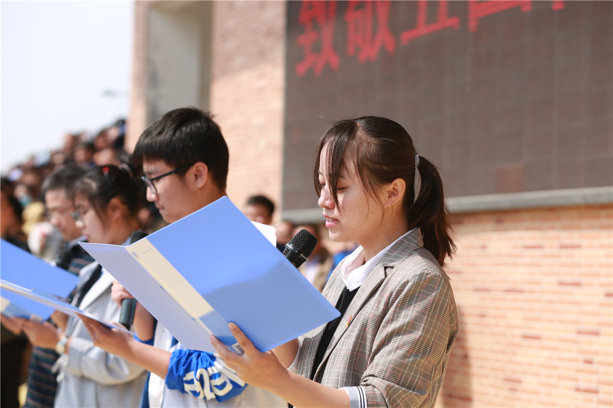 快闪唱响颂祖国  致敬青春燃激情(图5)