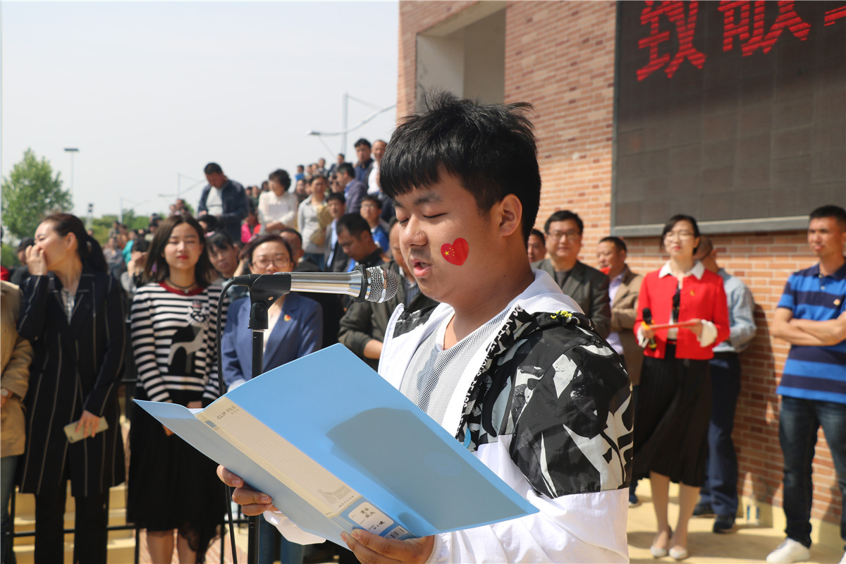 快闪唱响颂祖国  致敬青春燃激情(图7)