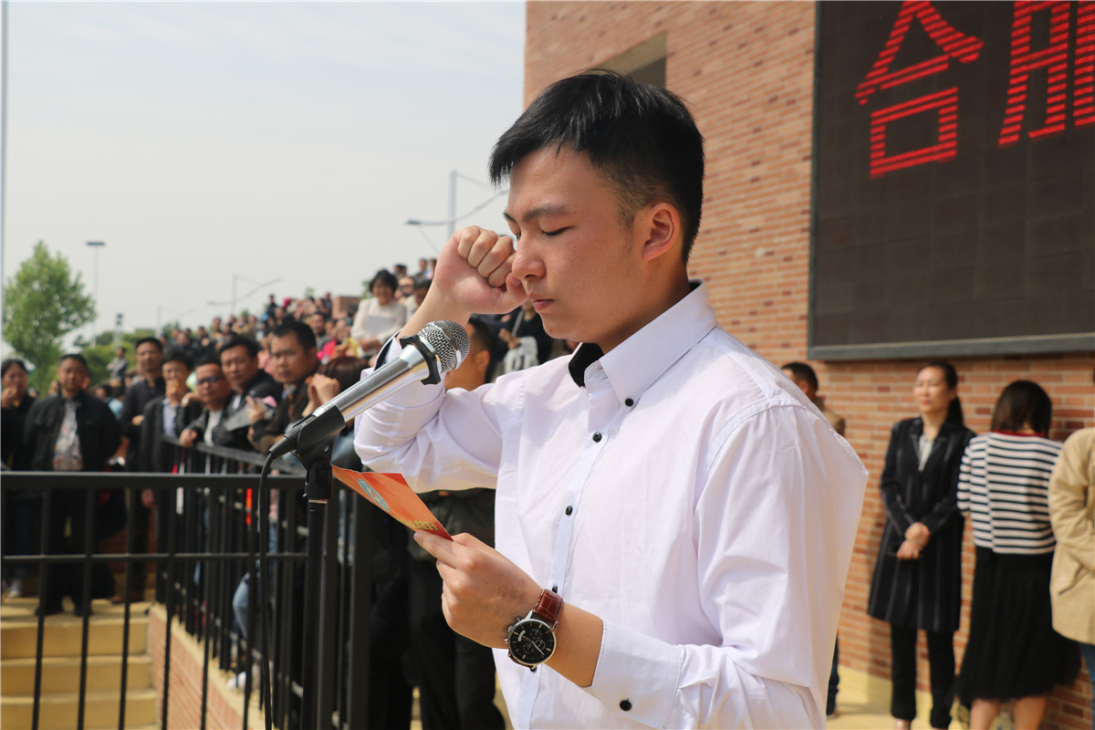 快闪唱响颂祖国  致敬青春燃激情(图9)