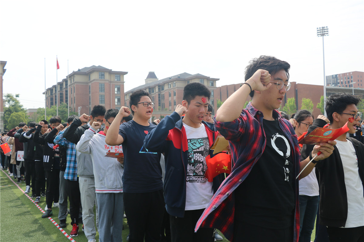 快闪唱响颂祖国  致敬青春燃激情(图10)