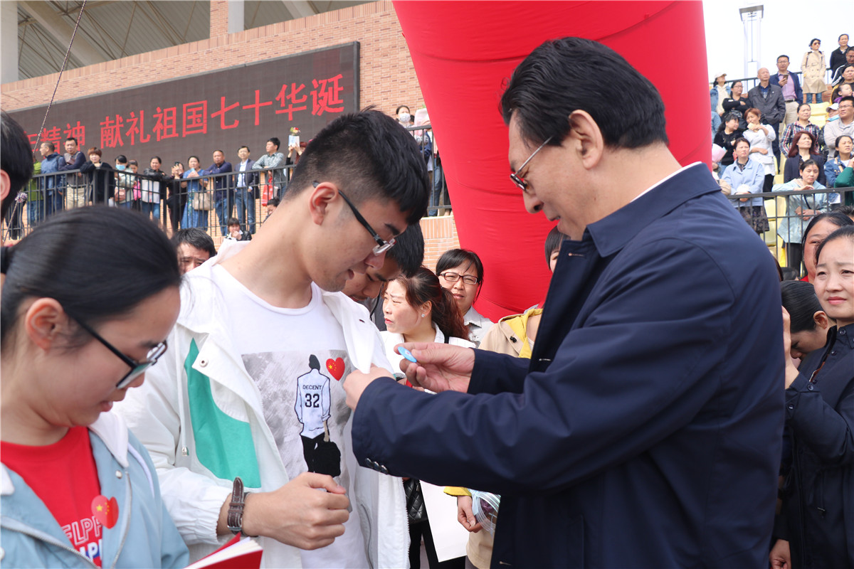 快闪唱响颂祖国  致敬青春燃激情(图12)