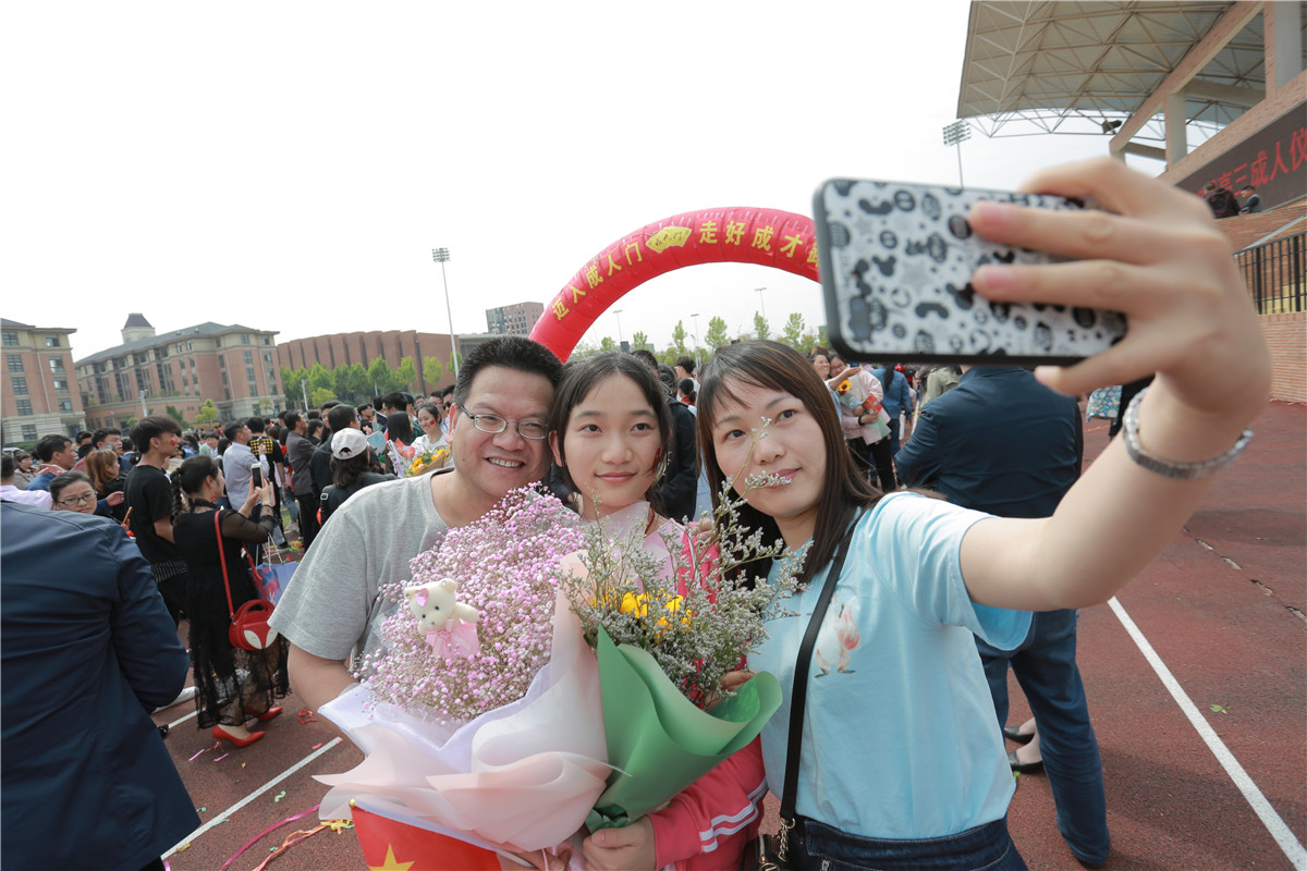 快闪唱响颂祖国  致敬青春燃激情(图16)