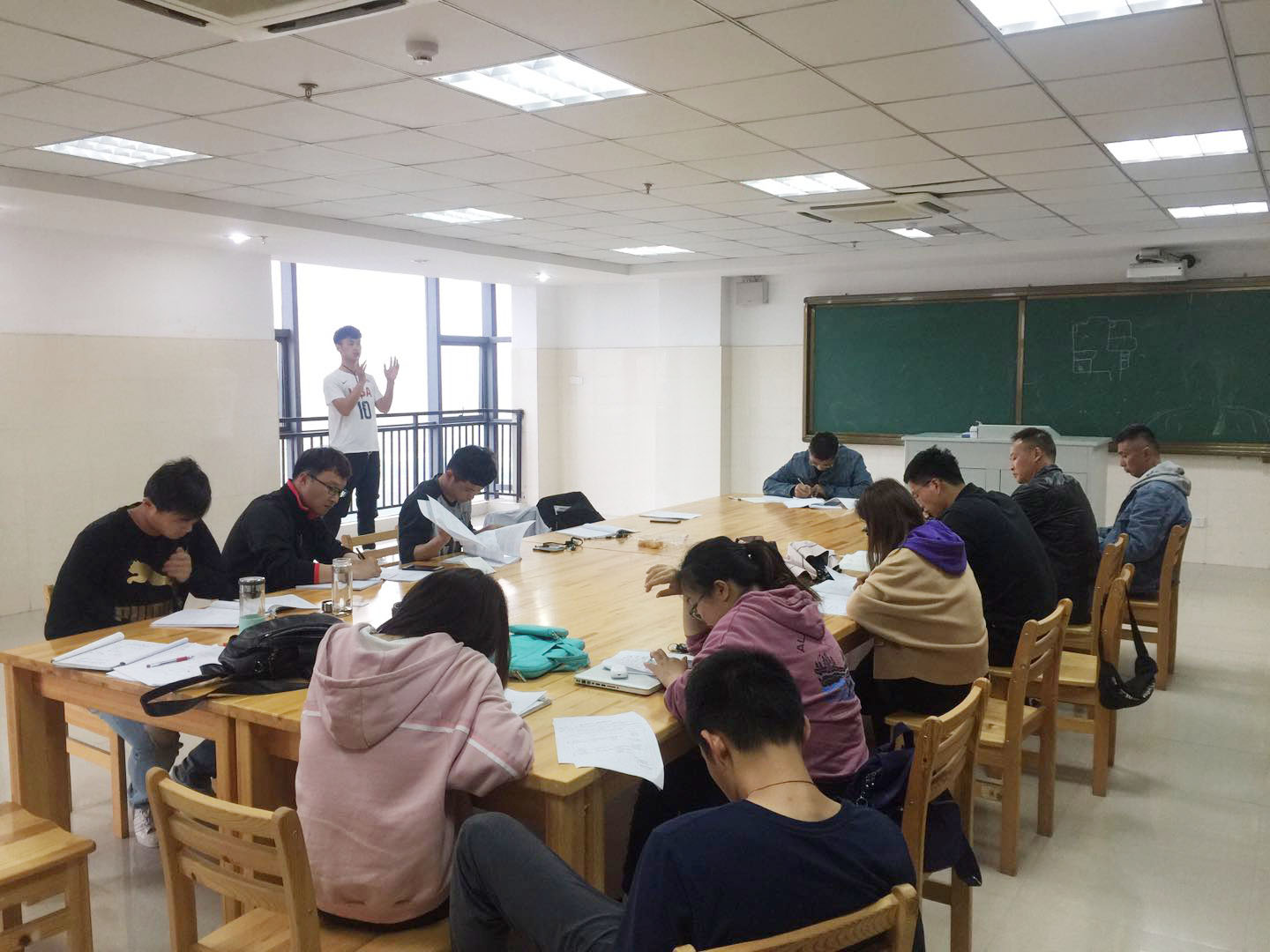 青年教师无生上课，提升体育课堂品质(图1)