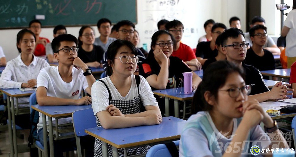 万家热线：感人！实拍合肥七中毕业班最后一课：班级大合唱《明天你好》（组图）(图1)