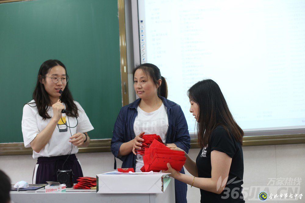 万家热线：感人！实拍合肥七中毕业班最后一课：班级大合唱《明天你好》（组图）(图4)