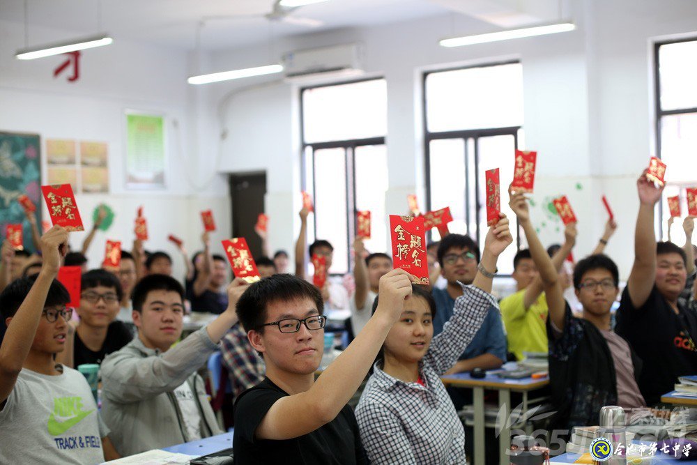 万家热线：感人！实拍合肥七中毕业班最后一课：班级大合唱《明天你好》（组图）(图9)