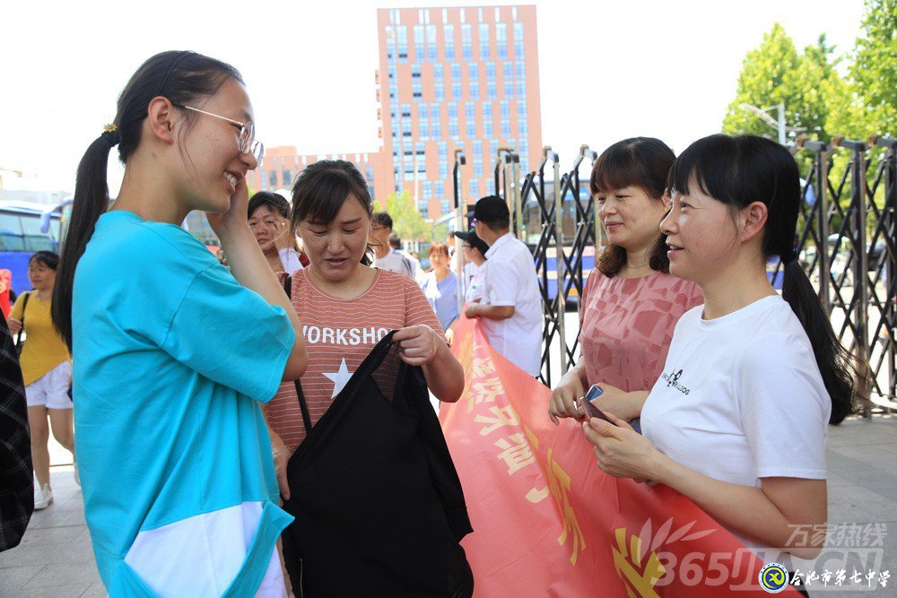 万家热线：感人！实拍合肥七中毕业班最后一课：班级大合唱《明天你好》（组图）(图14)