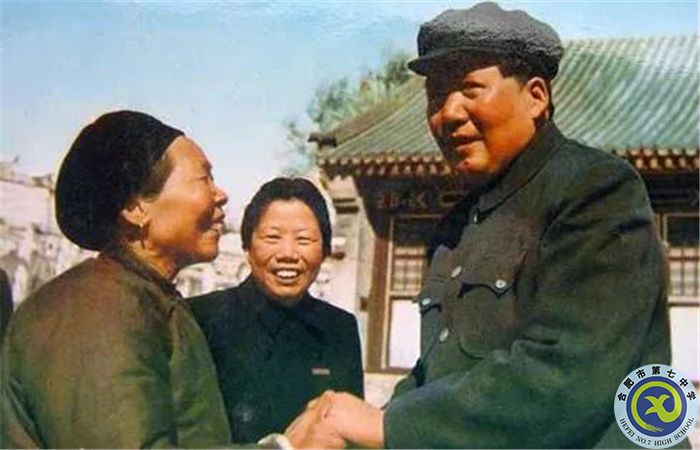 毛泽东主席接见黄继光的母亲邓芳芝.jpg