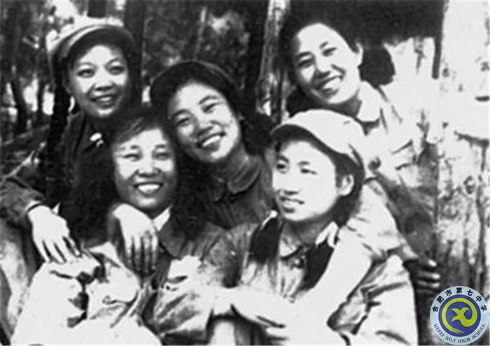 常香玉在朝鲜战场与志愿军女战士在一起.jpg