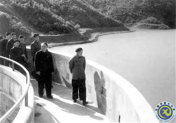 1958年4月，朱德视察佛子岭水库连拱坝.jpg
