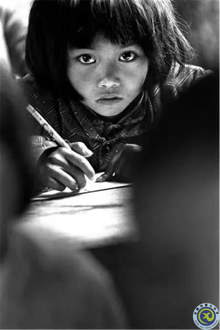 △1991年，摄影师解海龙在安徽省金寨县张湾小学拍摄的刻苦学习的苏明娟，成为希望工程的形象代表。人们将她称为“大眼睛女孩”。.jpg