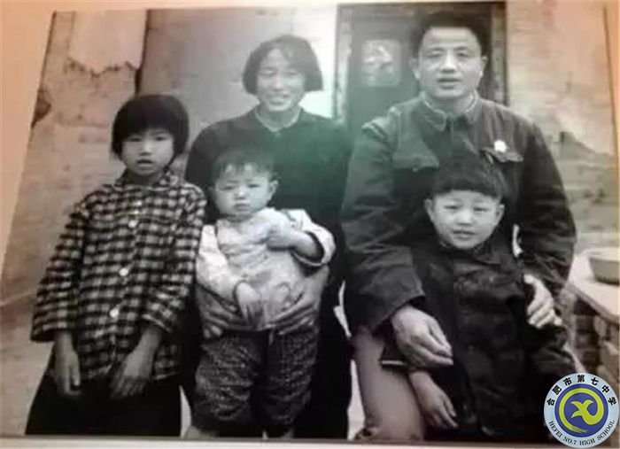 △1979年，孔繁森赴西藏工作时，家属都在农村，三个孩子中最大的只有8岁，最小的只有两岁。.jpg