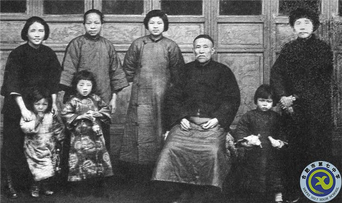 △1927年3月，向警予从莫斯科学习回国，从广州赶赴武汉，途经长沙时看望了蔡家亲人和两个孩子，这也是唯一一张全家合照。前排左一为蔡博，左二为蔡妮，后排左一为向警予。（向警予同志纪念馆提供）.jpg