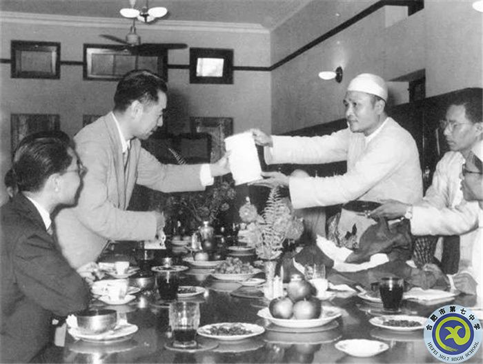 △1954年6月，周恩来访问缅甸时同缅甸总理吴努在一起。.jpg