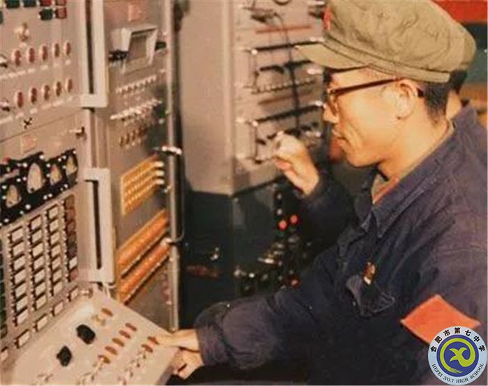△1970年4月24日21时35分，发射控制台操纵员胡世祥按下发射按钮，“东方红一号”随后升天.jpg