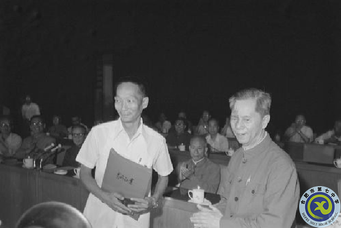 △1981年的授奖大会上，袁隆平（左）代表全体从事杂交水稻研究的科技人员领奖.png