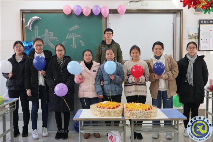 2021元旦晚会上一月份出生同学们的集体生日留影.jpg