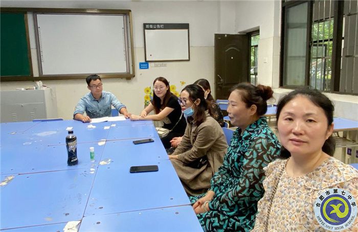 班主任与家长们交流讨论.jpg