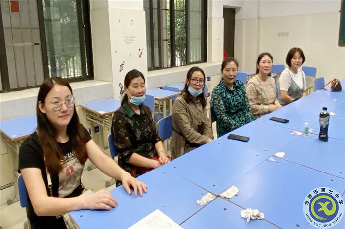 高三26班与会家委会成员.jpg
