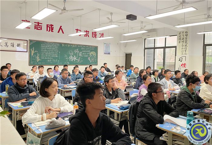 学生认真聆听课程.jpg