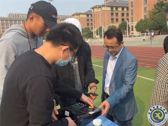 张永剑副校长现场检查体测设备.jpg