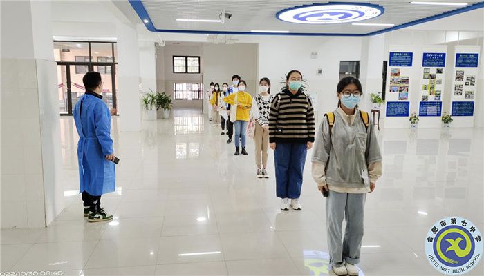 教务处童有彩主任在组织和引导考生去机房.jpg