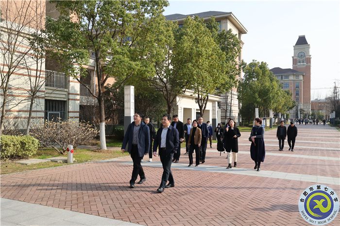 九江市市政府副秘书长舒瑞鹏一行莅临合肥七中参观交流(图1)