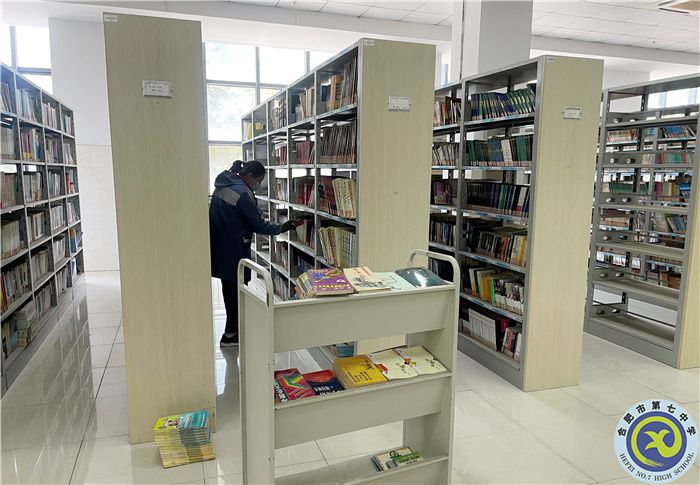 合肥七中图书馆开展所有图书倒顺架、清查工作(图2)