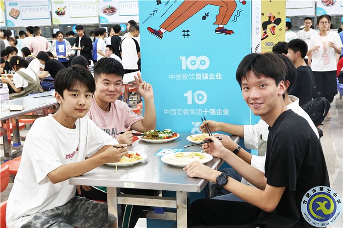 学生在食堂开心用餐.jpg