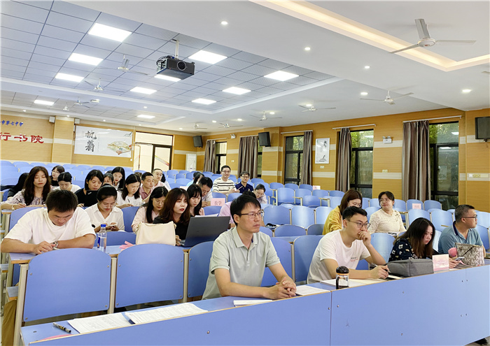 班主任认真听会.jpg