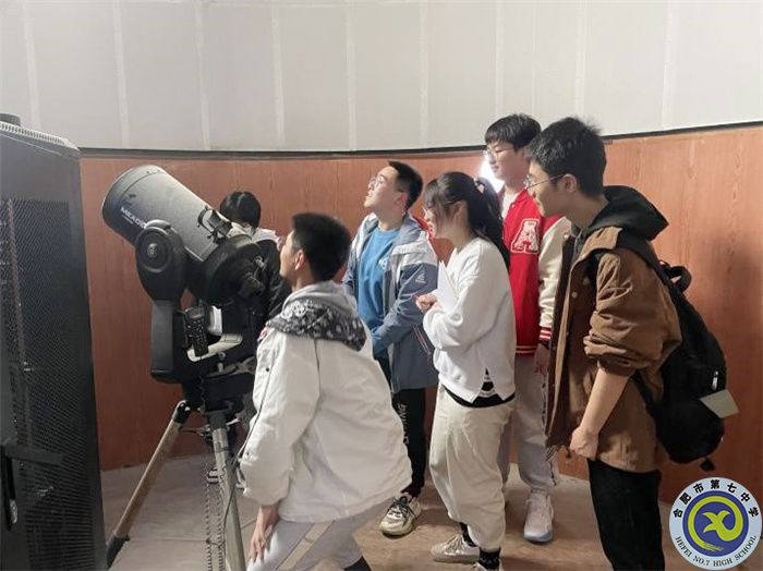 学生在校天文台进行系列天文观测活动之——天体观测活动.jpg