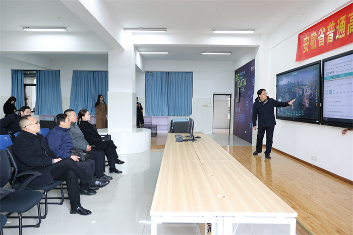 江苏省新星教育集团一行莅临合肥七中参观交流(图3)