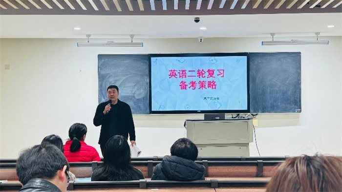 合肥七中英语学科主任白云涛评课.jpg