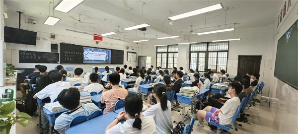 学生观看校园电视台.jpg