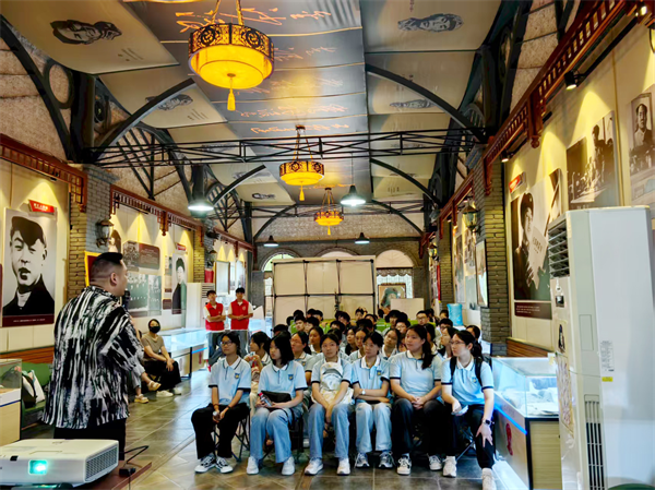 合肥七中高一（10）班赴雷锋馆开展暑期社会实践活动(图2)