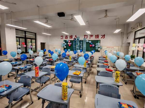 合肥七中高二年级温馨开启新学期(图2)