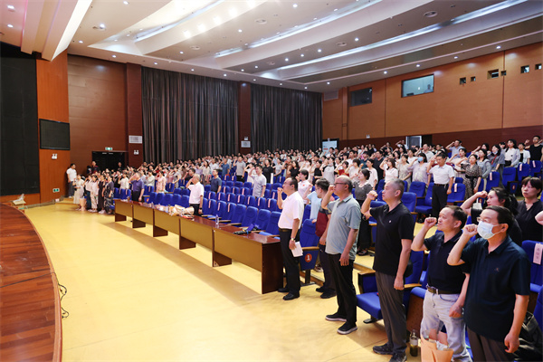 合肥七中召开2024-2025学年第二学期期末全体教职工大会(图5)