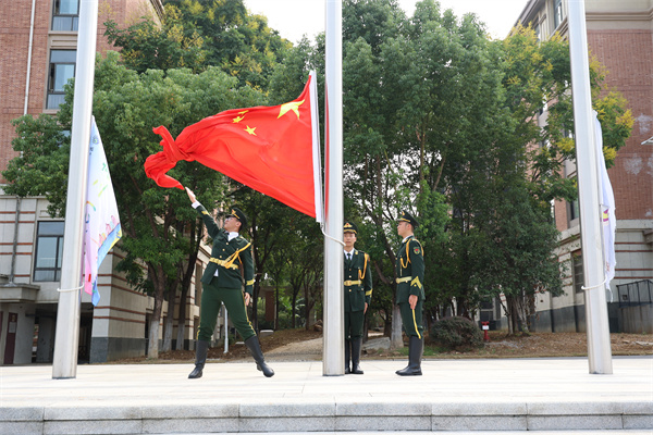 国旗班升旗1.jpg
